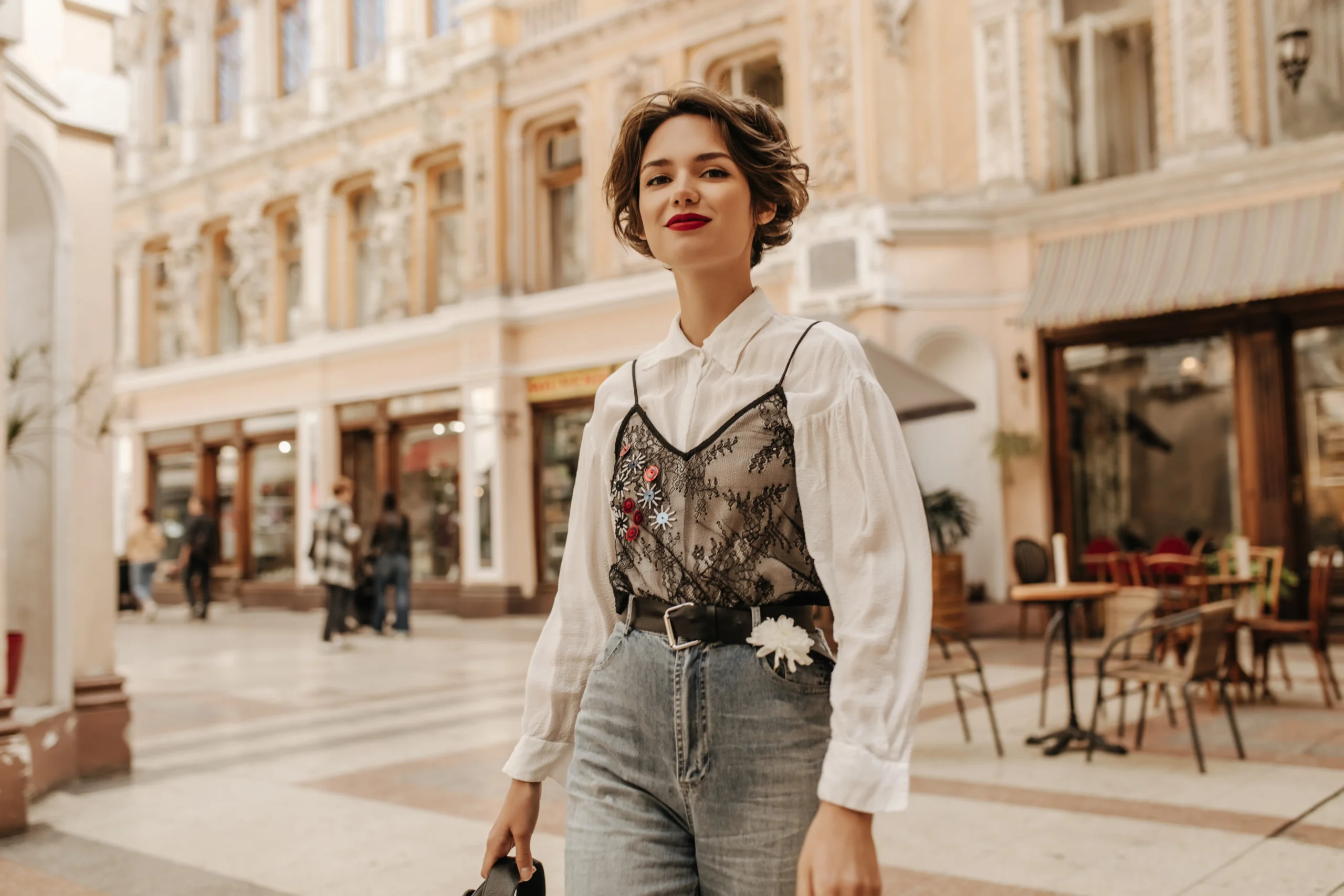Mujer con ropa vintage por las calles de Francia